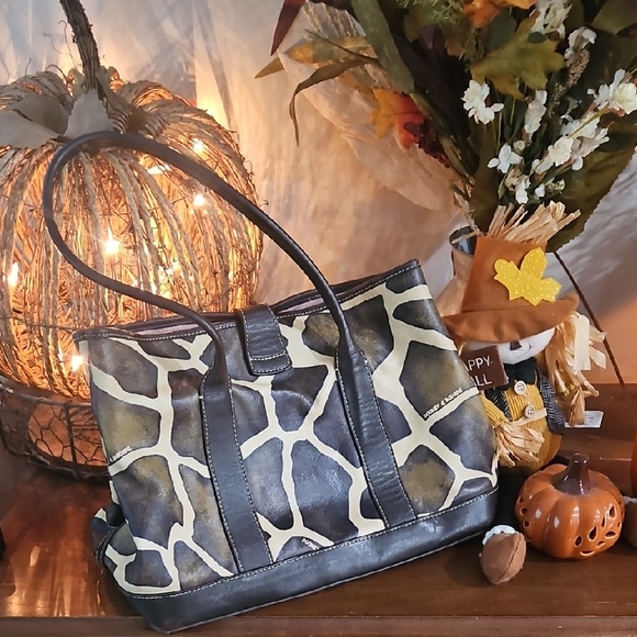 Dooney & Bourke Stylish Giraffe Print  Purse. - Picture 1 of 13